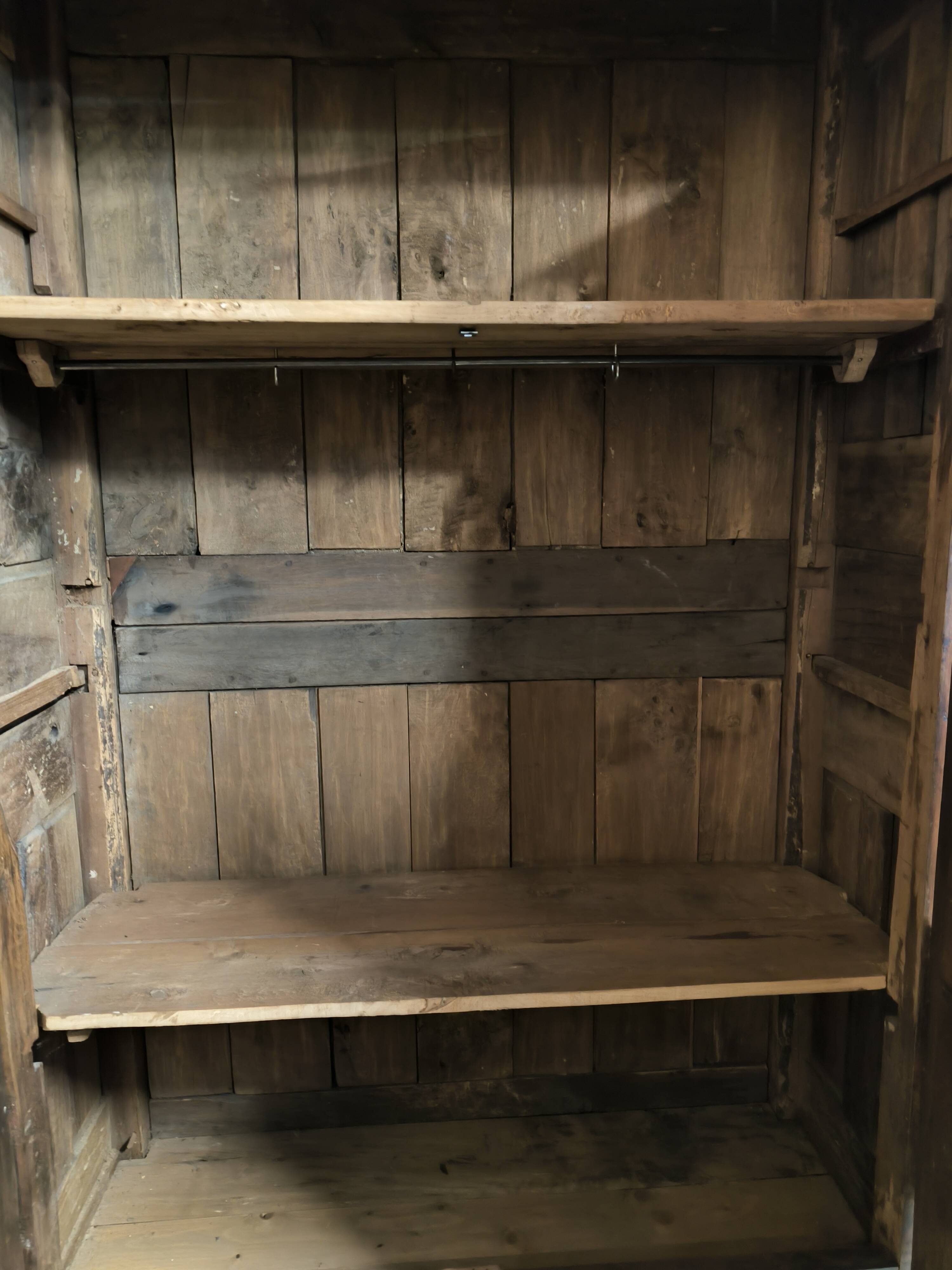 Imposante armoire en noyer