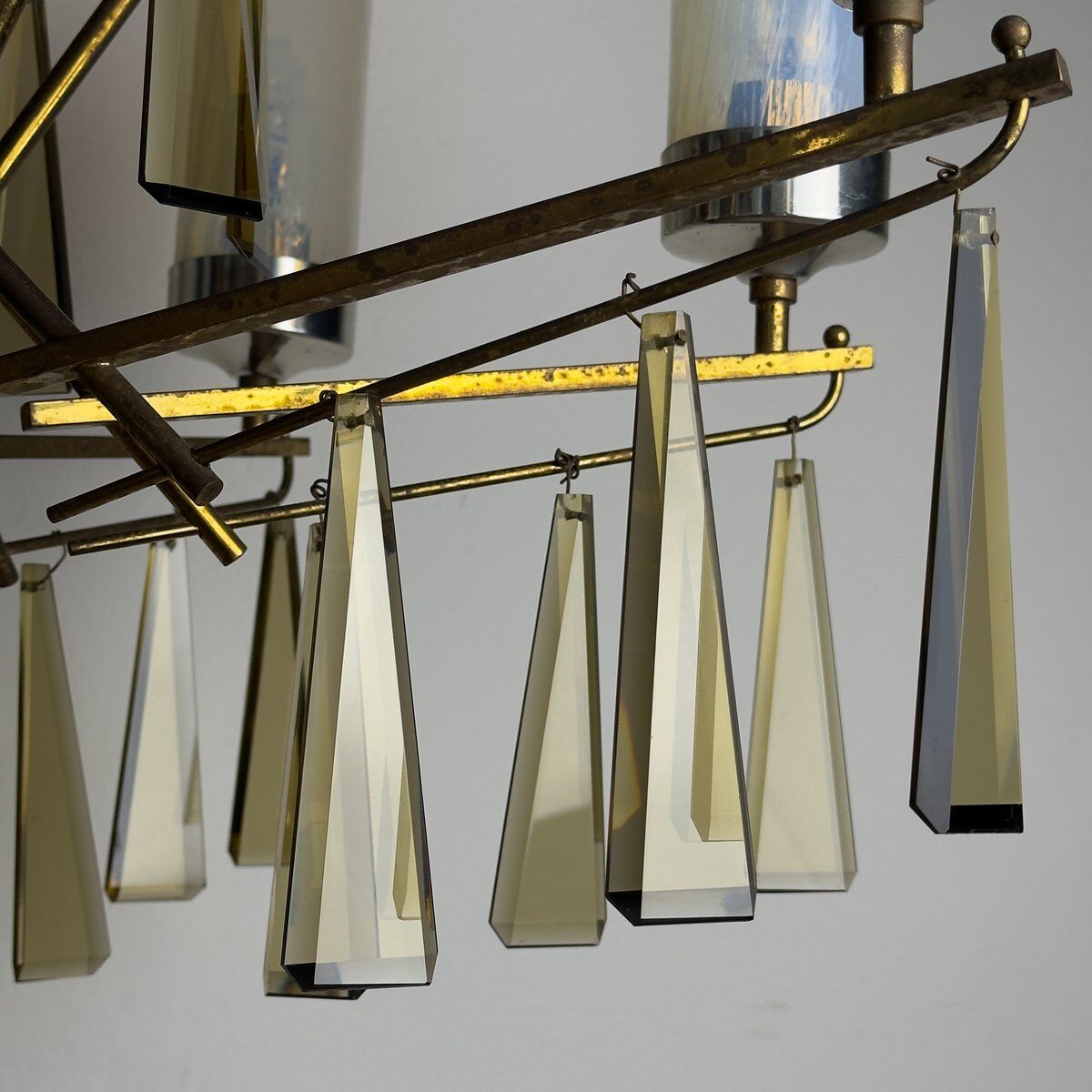 Large mid-century Italian sculptural chandelier in brass and glass, Italy, 1950s