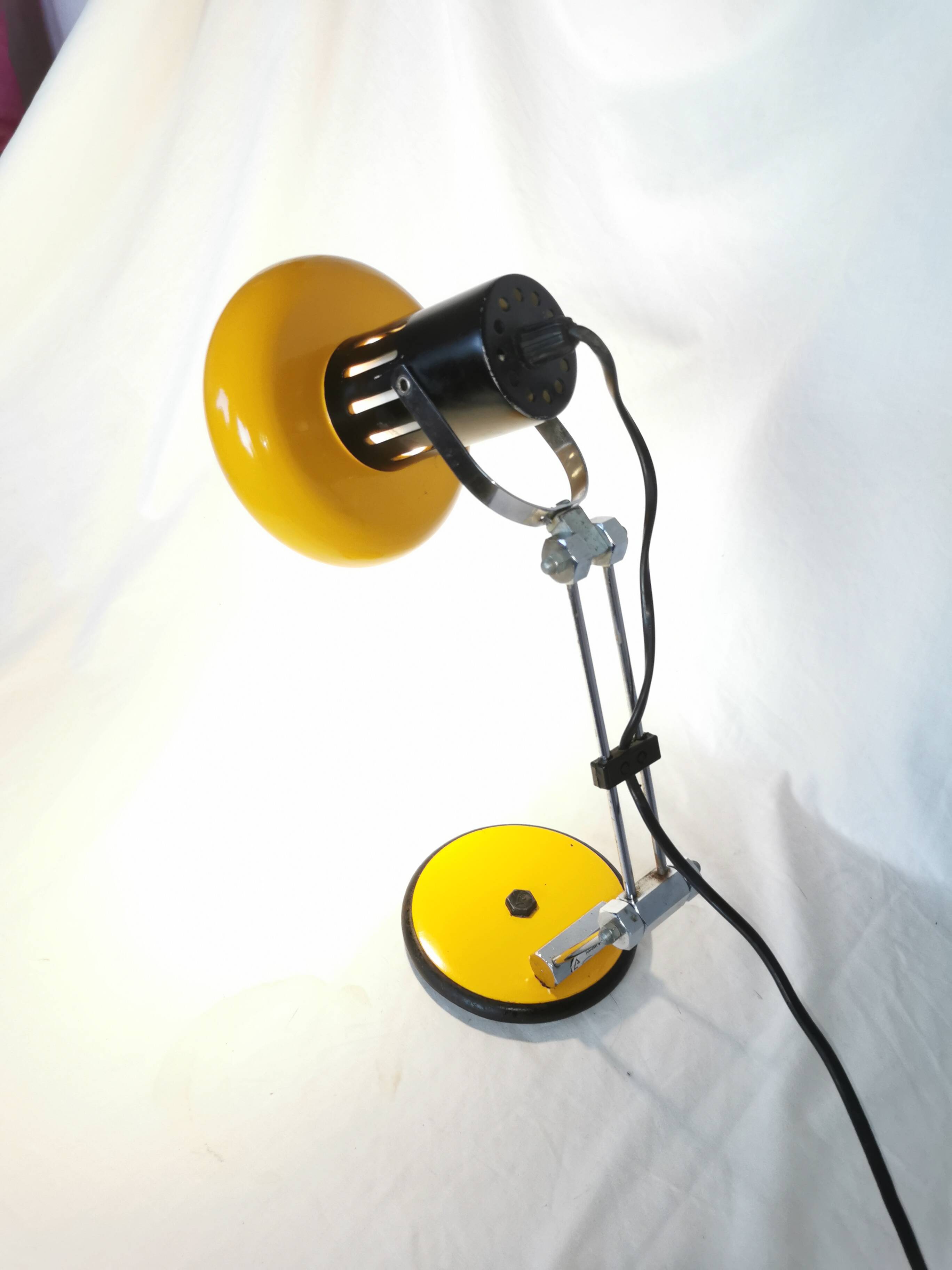Articulated lamp in lacquered steel, Aluminor, France, 1980.