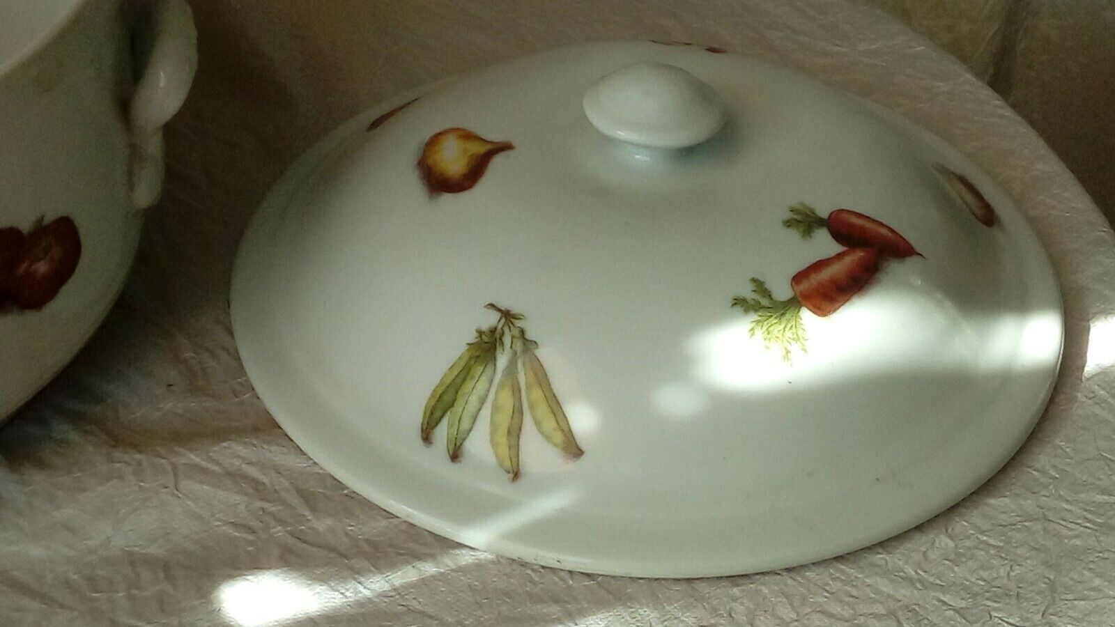 Porcelain soup with fire decor legumes 4 seasons
