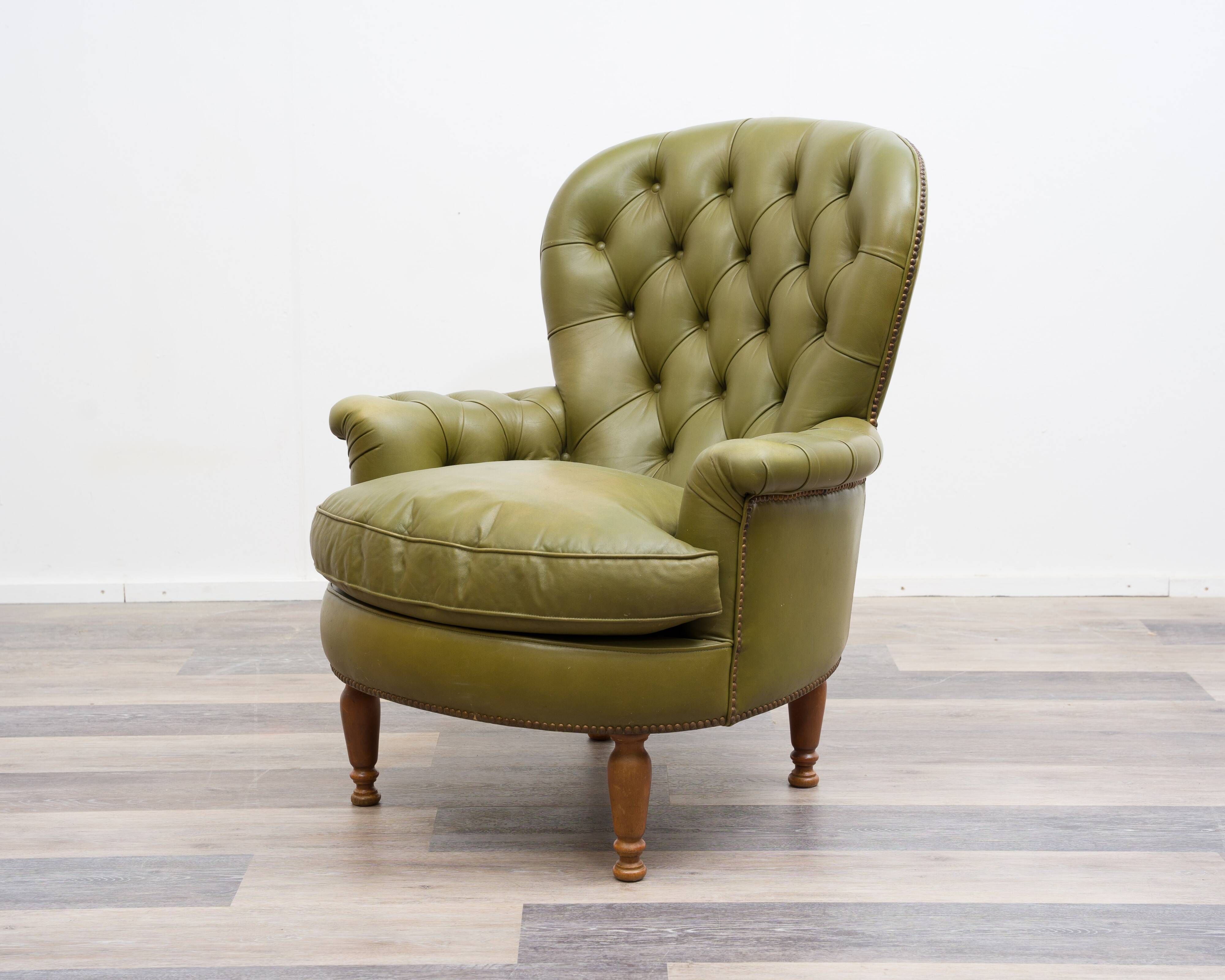 Fauteuil Chesterfield en cuir vert olive