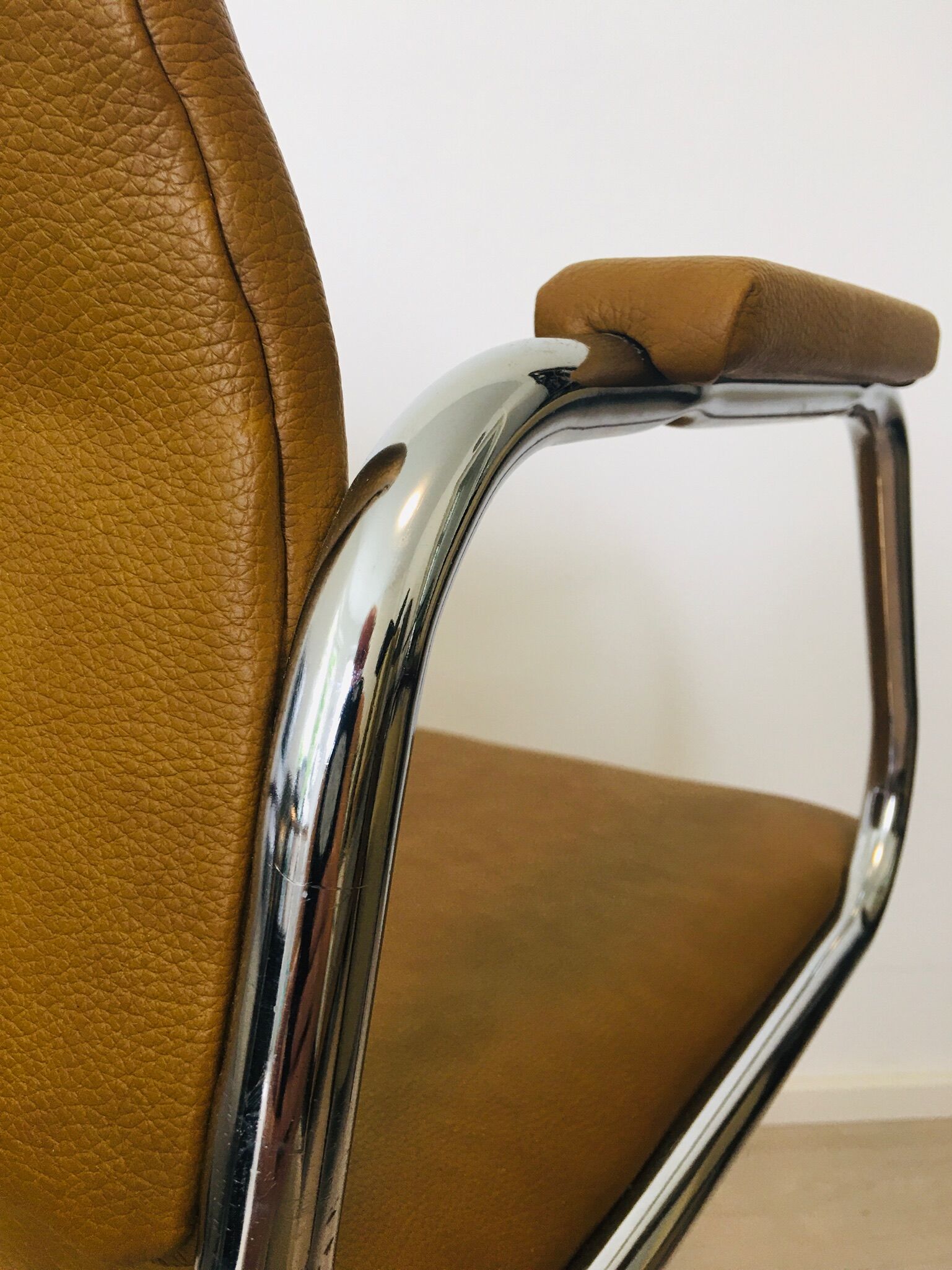 Chaise de bureau moutarde vintage de Kovona, 1986