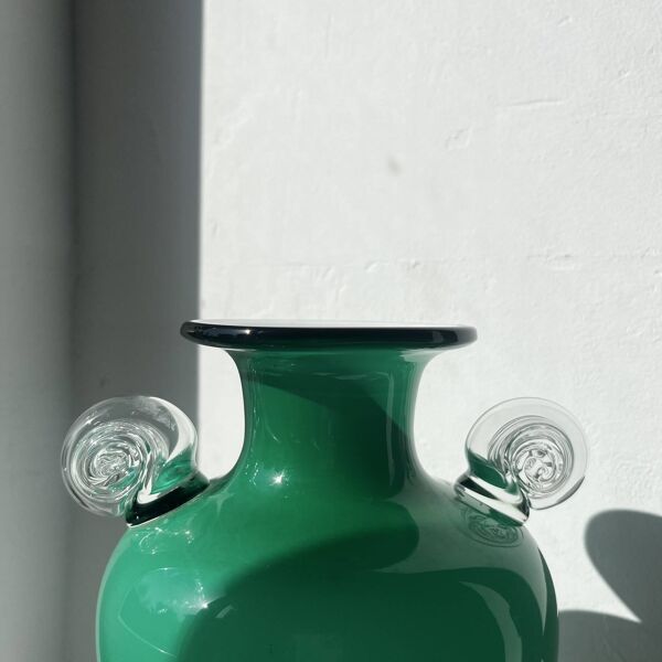 Vase vert en verre, avec anse en verre soufflé, art déco