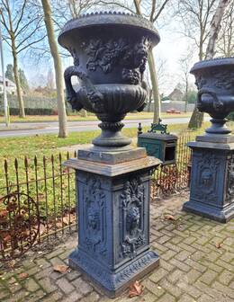 Grandes jardinières anciennes en fonte sur piédestal