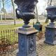 Grandes jardinières anciennes en fonte sur piédestal