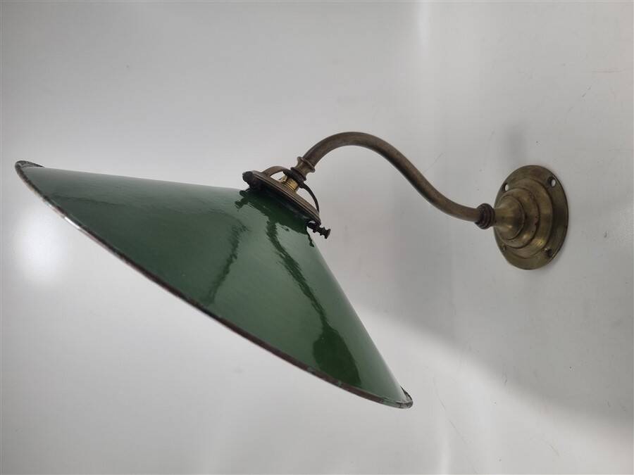 Wall light in enamelled sheet metal