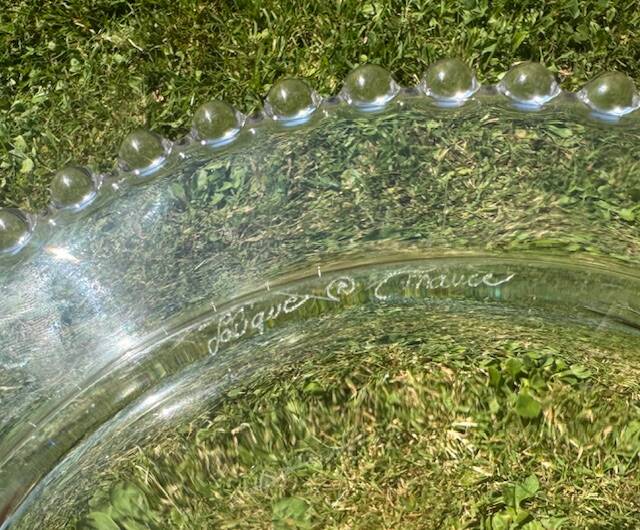 Head to head of crystal plates, Andlau model, signed Lalique