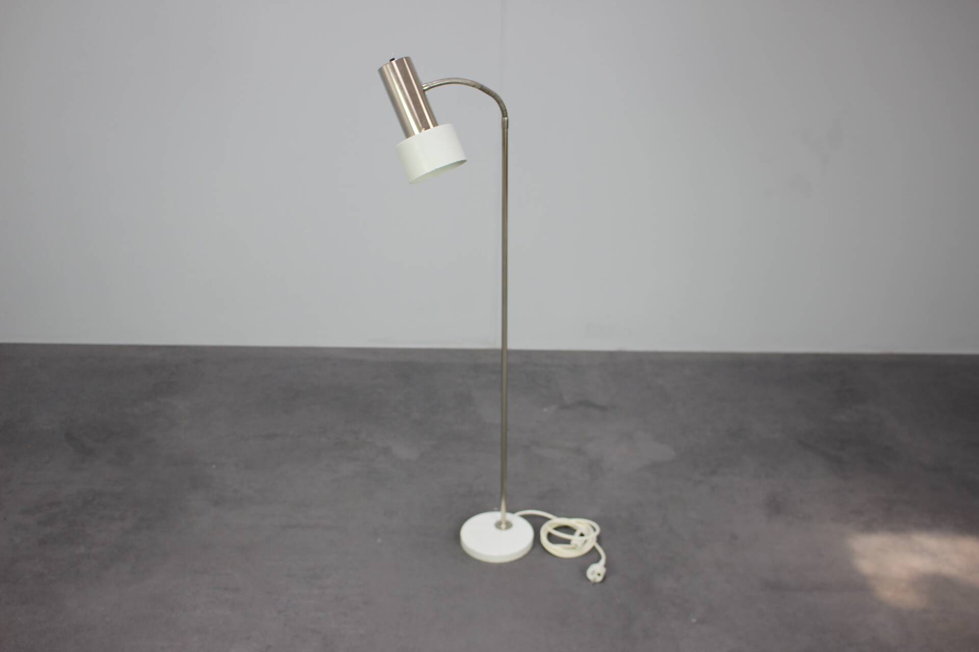 Lampadaire en métal blanc, Tchécoslovaquie 1970