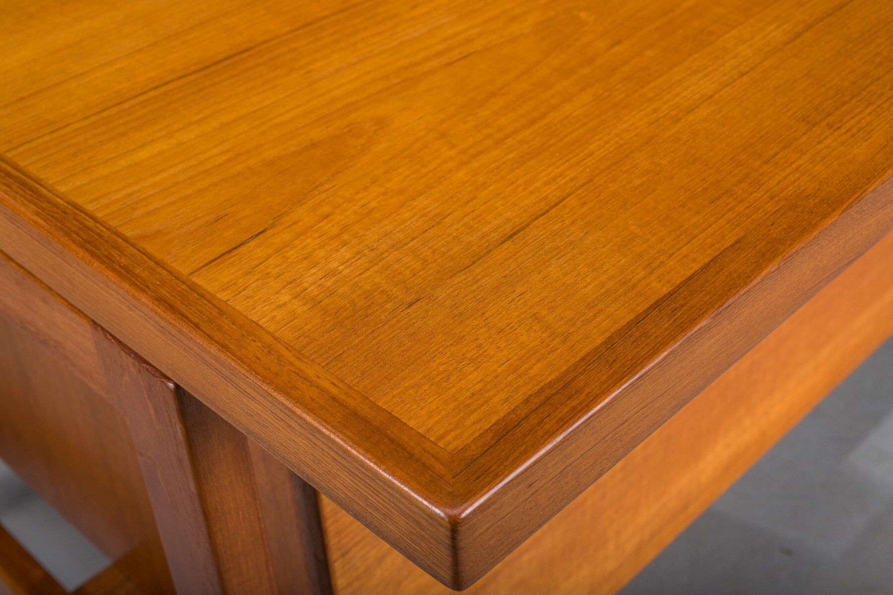 Bureau exécutif danois en teck par Arne Vodder pour H.P. Hansen, années 1960