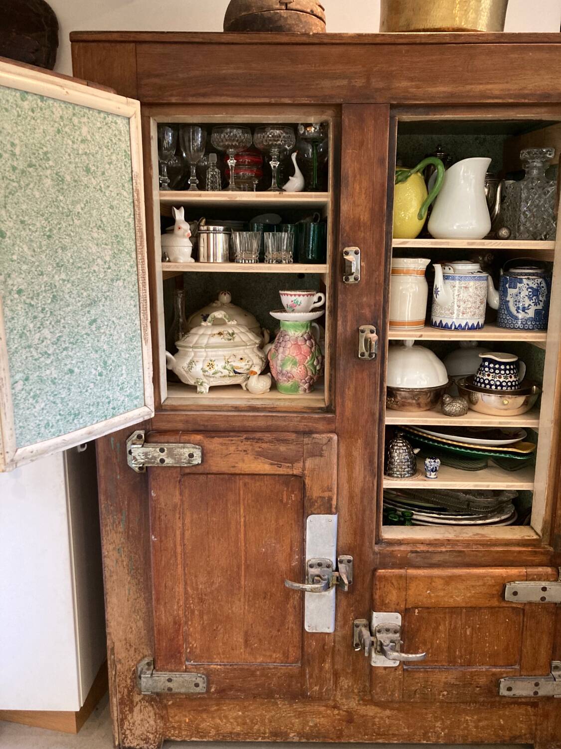 Dish cupboard