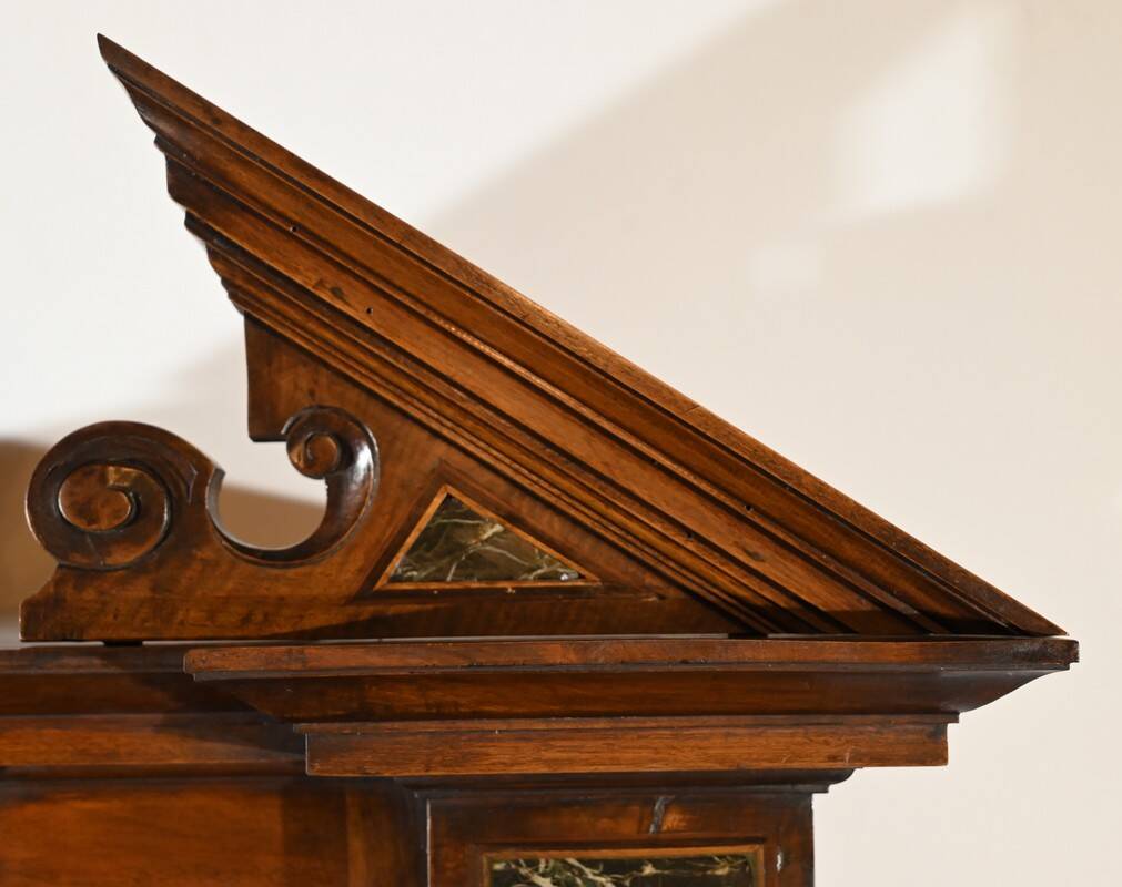 Petit Buffet Deux Corps en Noyer Massif, style Renaissance – Milieu XIXe
