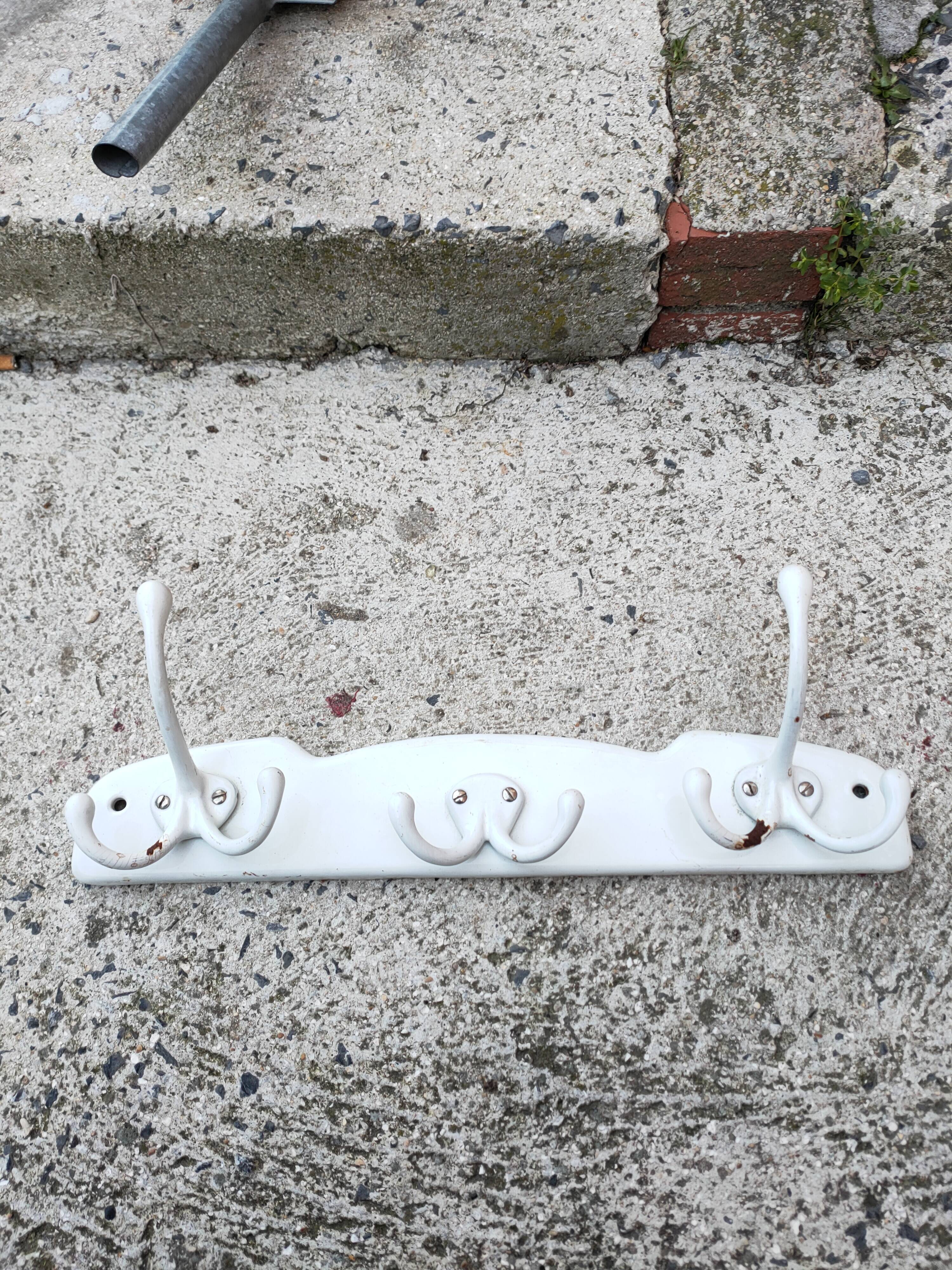 Portemanteau ancien en fonte émaillée