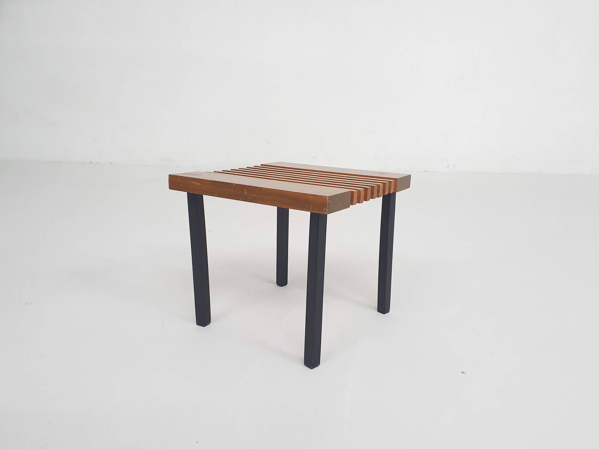 Petite table d'appoint en bois et métal, Pays-Bas années 1960.