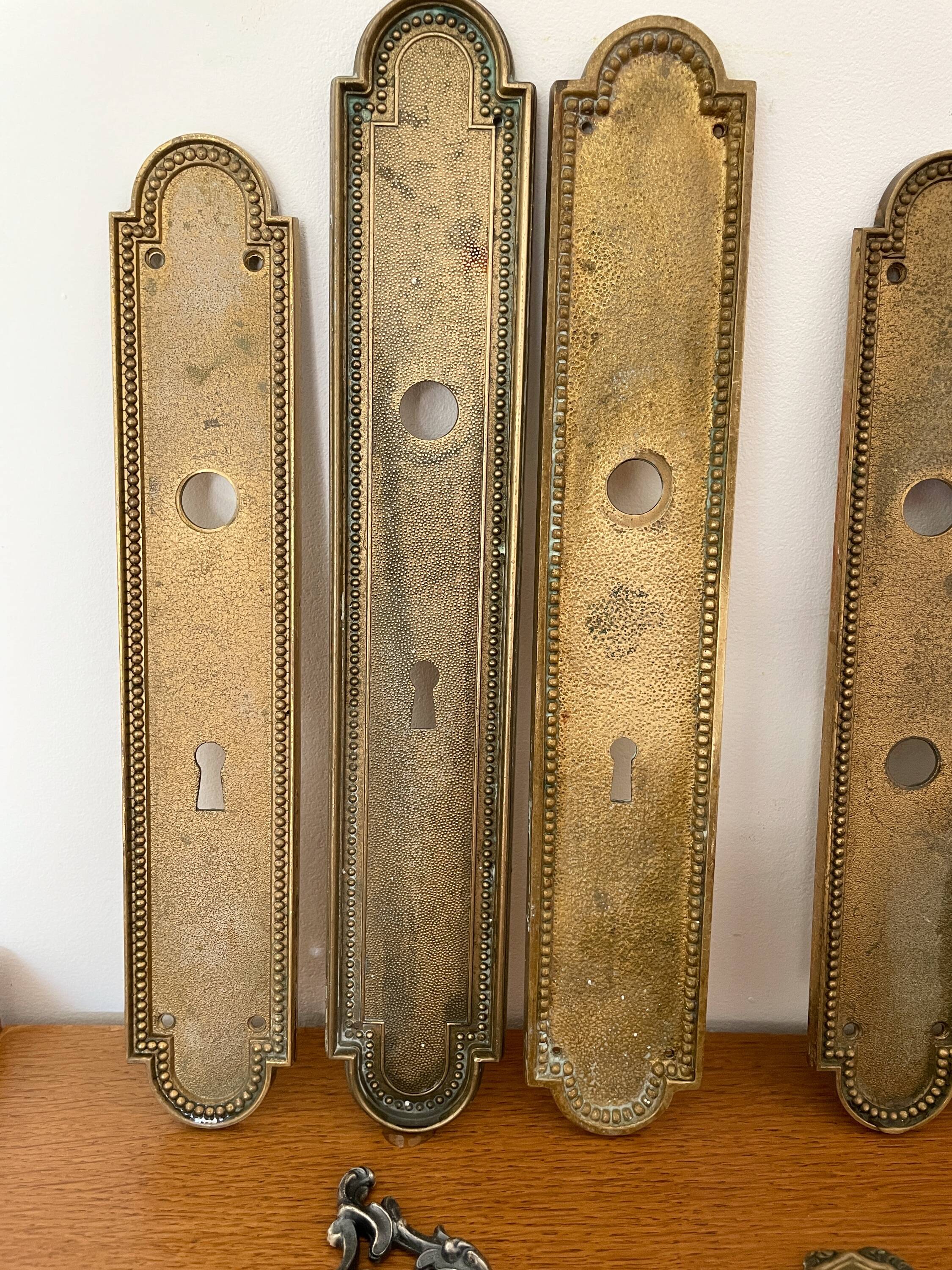 Set of 13 antique beaded brass cleanliness plates + handle – 19th century