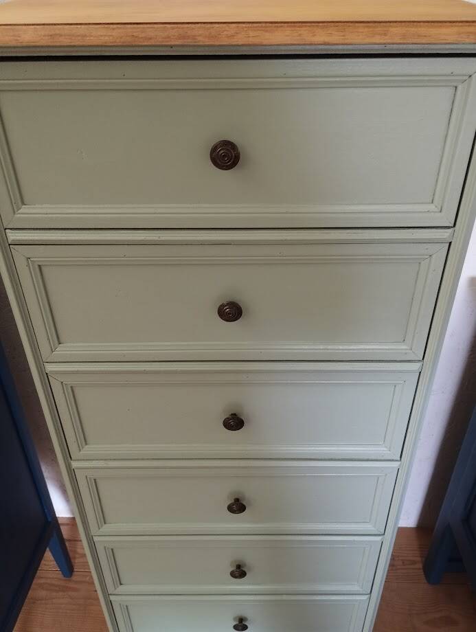 Chest of drawers