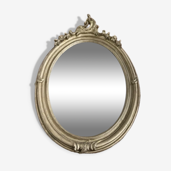 Oval mirror in gilded wood