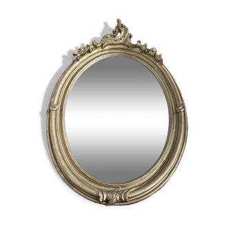 Oval mirror in gilded wood