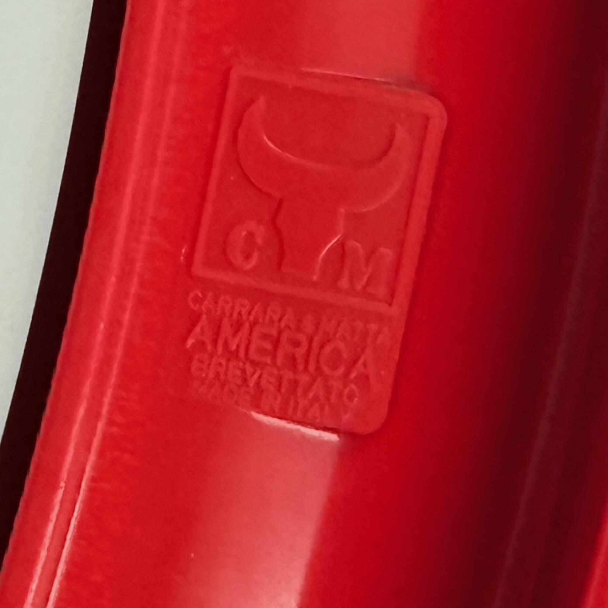 Miroir ovale en bakélite rouge de Carrara & Matta, Italie, années 1970