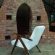Fauteuil vintage milieu du siècle design moderne boucle blanche couleur bois noyer foncé 1970 chaise restaurée