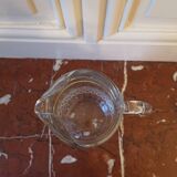 carafe en verre et bord doré