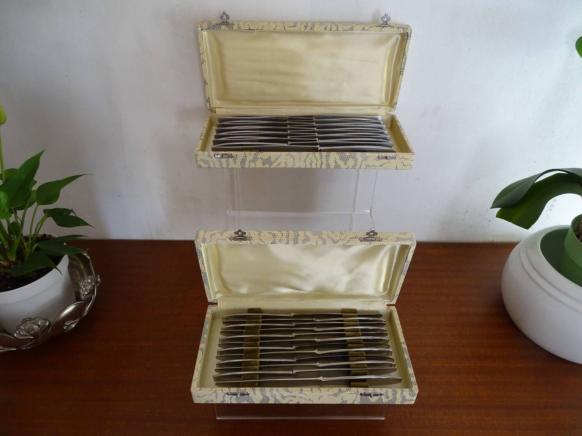 24 Art Deco style stainless steel knives - 12 desserts and 12 cheeses - In boxes