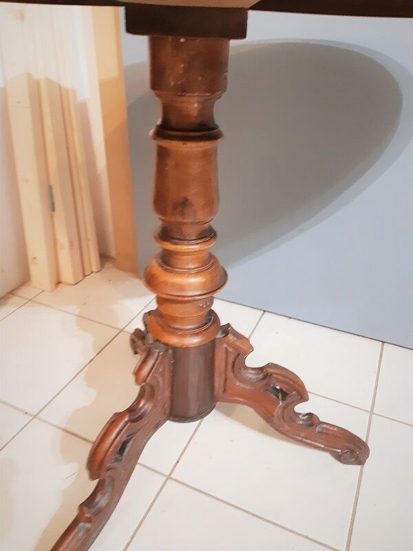 Oval side table Louis Philippe period walnut and walnut bramble, tripod foot