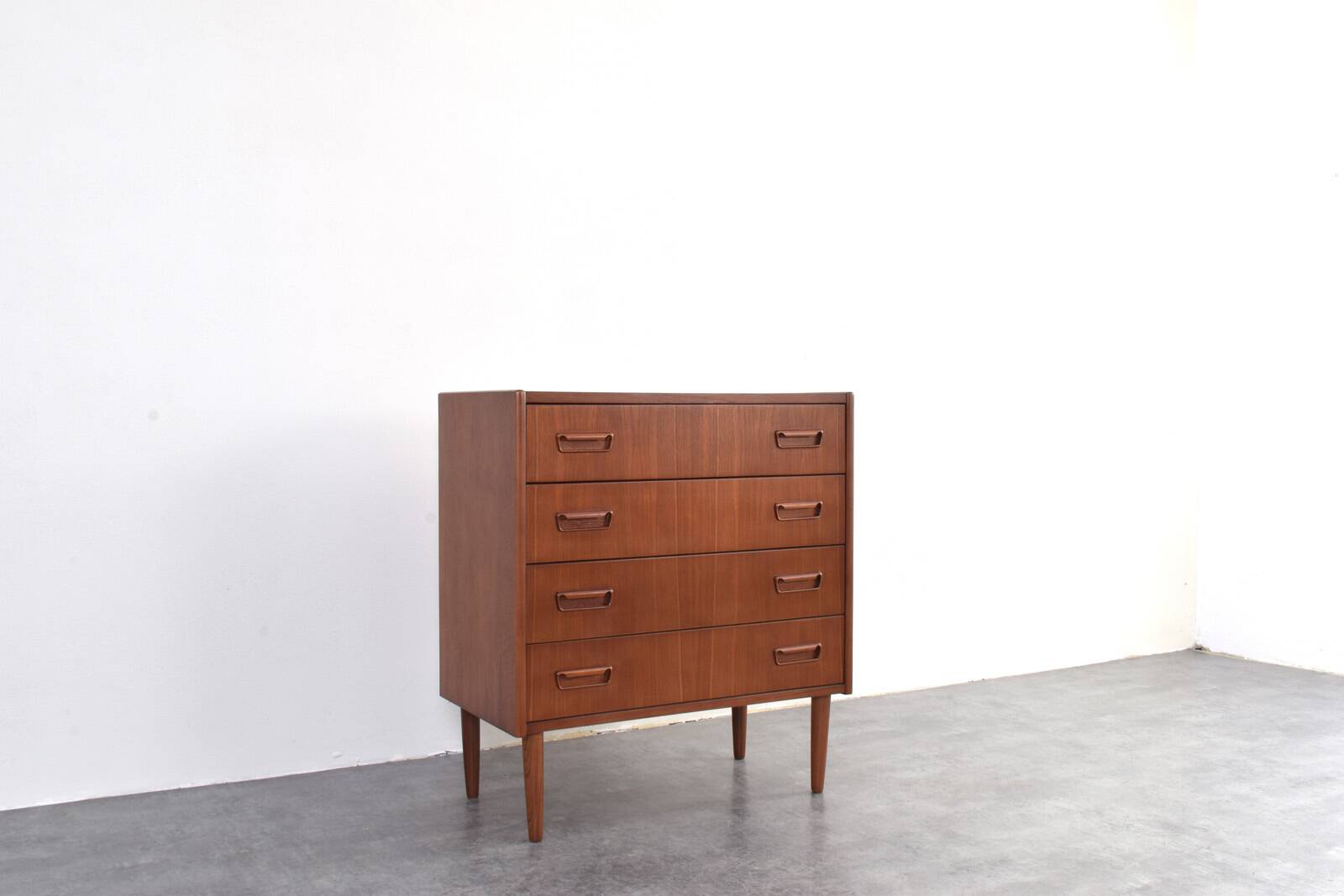 Commode en teck danois des années 1960.
