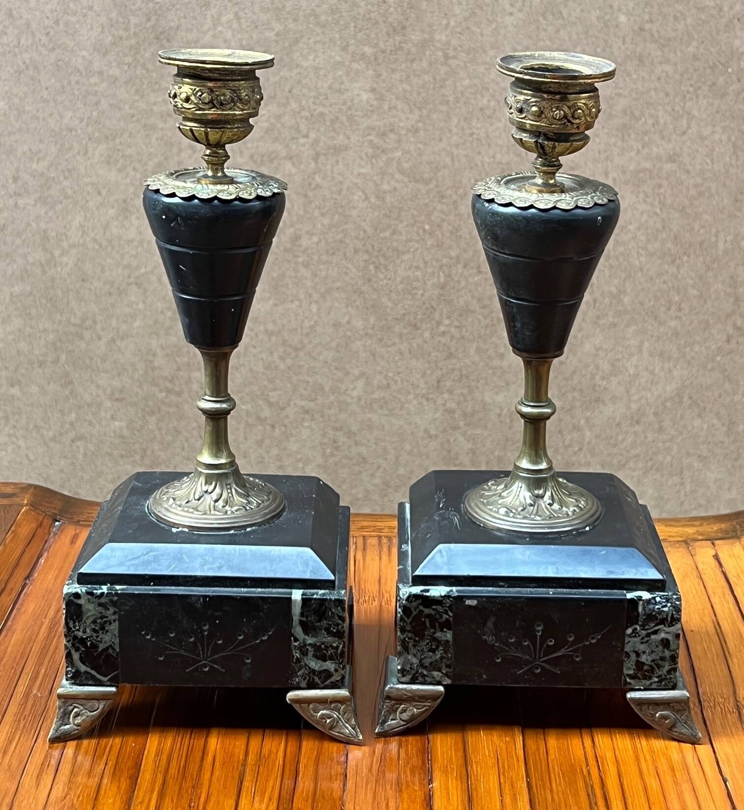 Pair of Napoleon III candlesticks. Bicolour marble, gilded bronze.