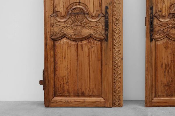 Paire de deux portes anciennes en bois sculpté à la main, vers 1880.