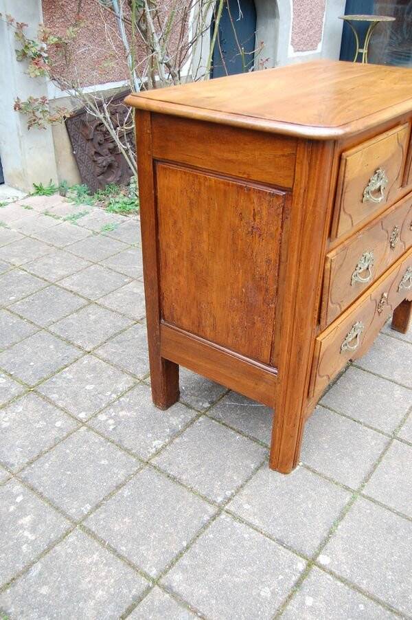 Small 18th century Parisian Louis XV walnut chest of drawers