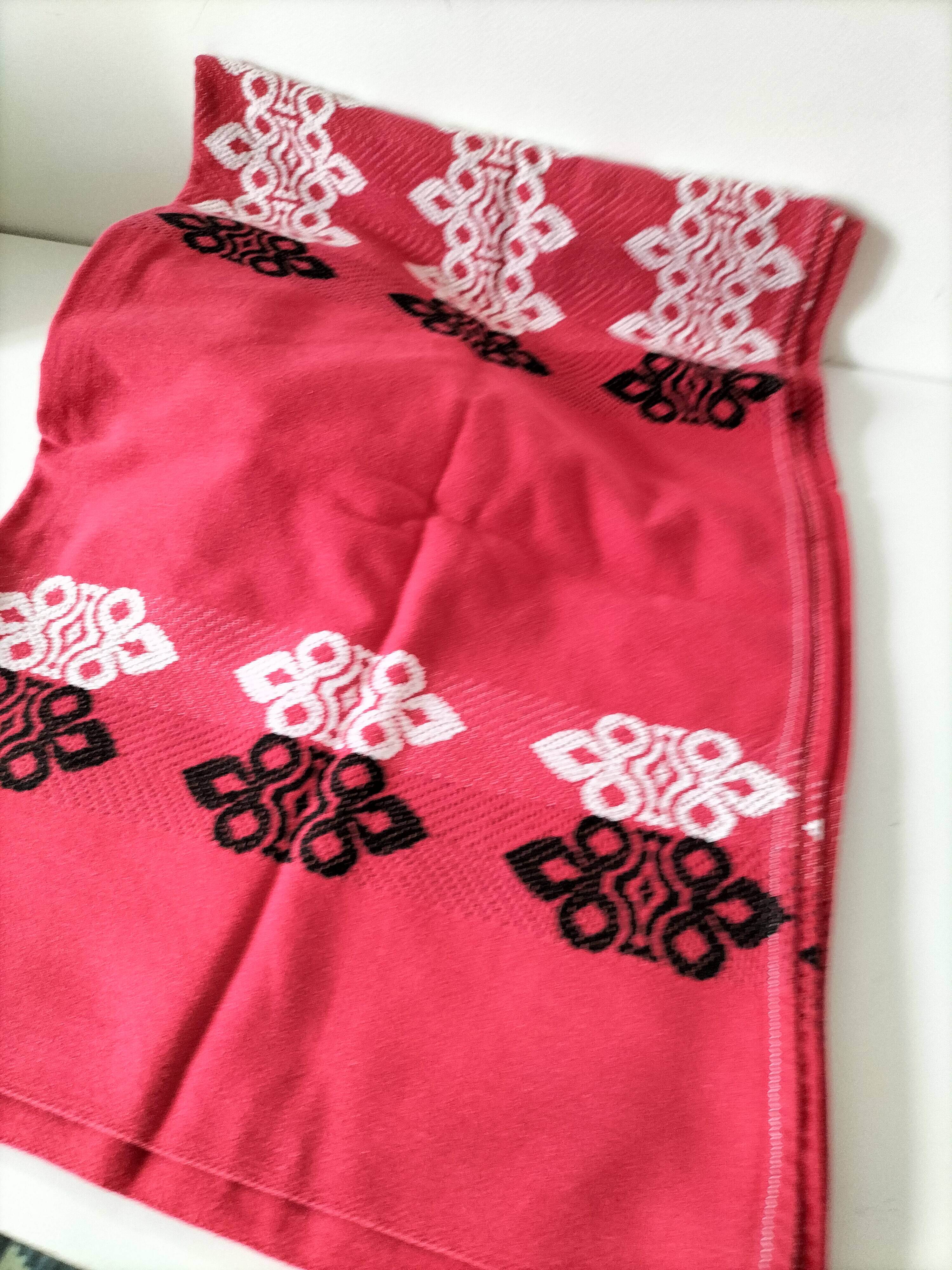 Vintage graphic red tablecloth and 8 matching napkins.