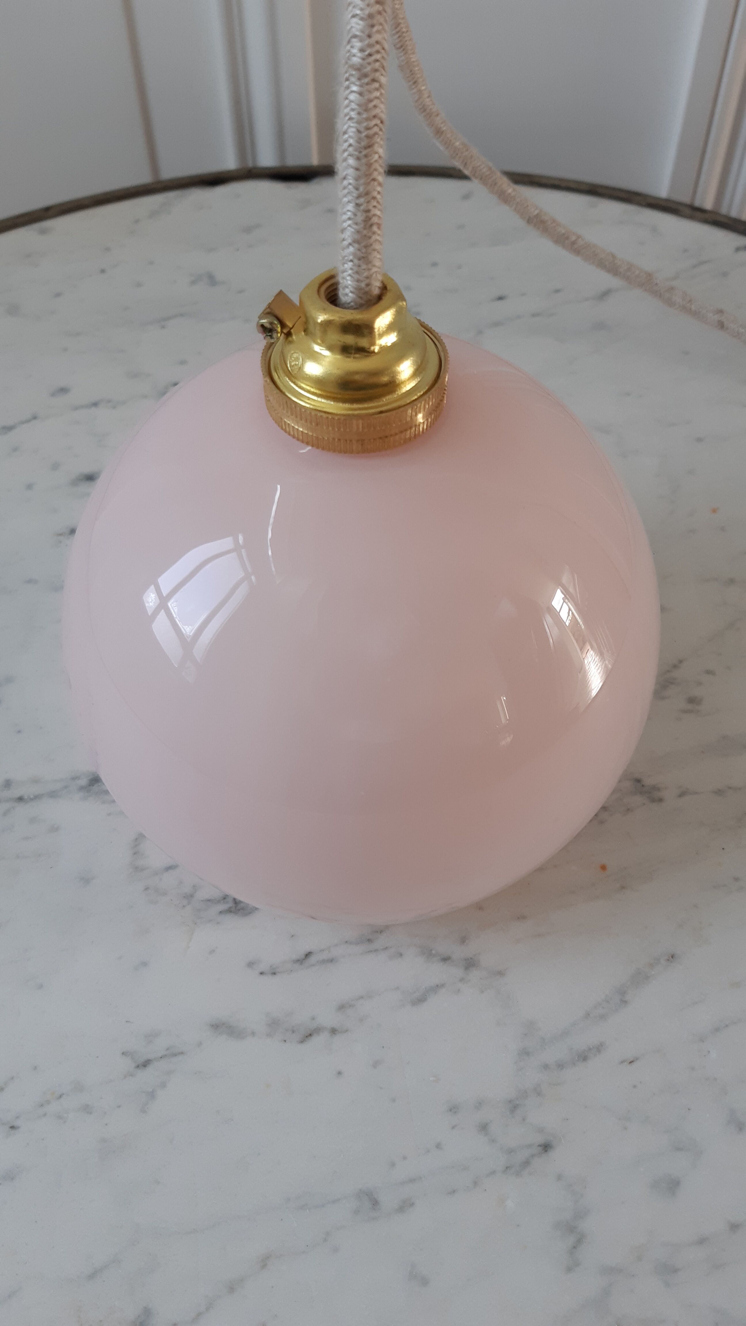 Round suspension in powder pink opaline 40-50s