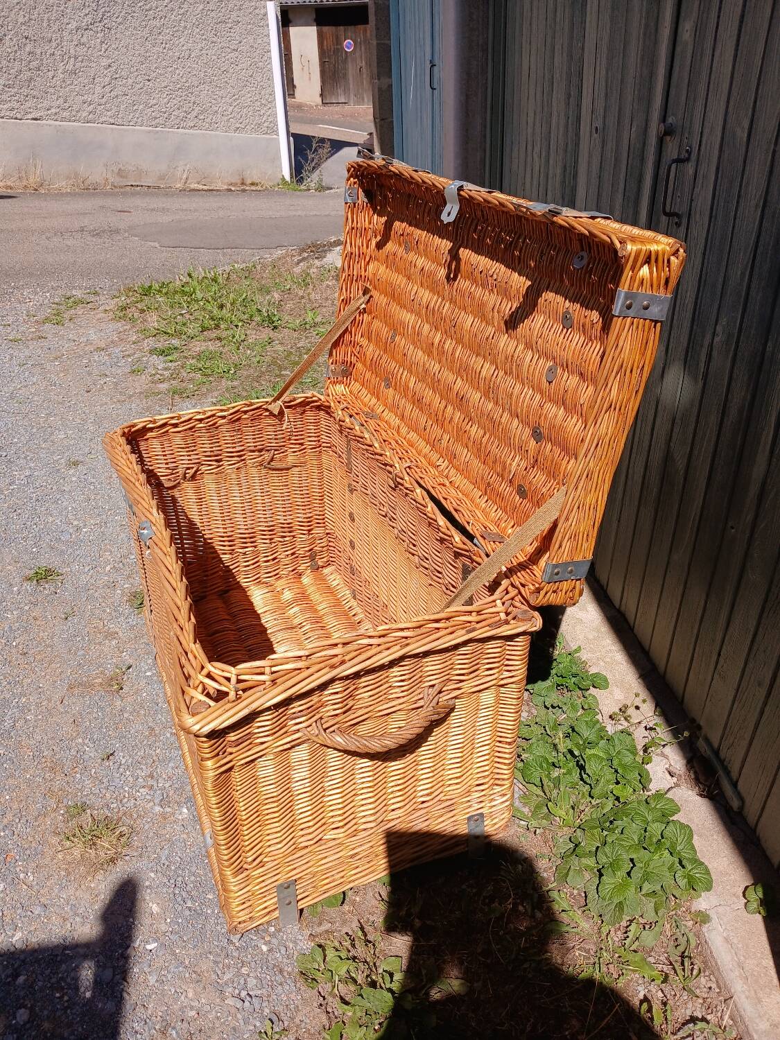 Malle de voyage ancienne en osier