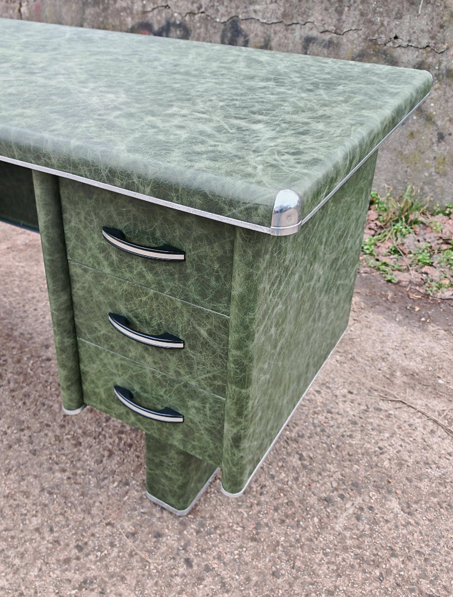 Art Deco or Bauhaus desk in metal covered with leather, Gio Ponti style.