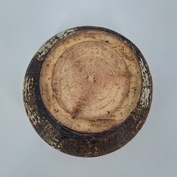 Vase sur pied moderniste brutaliste grès chamotté nuancé brun, ocre, ivoire design scandinave 1970