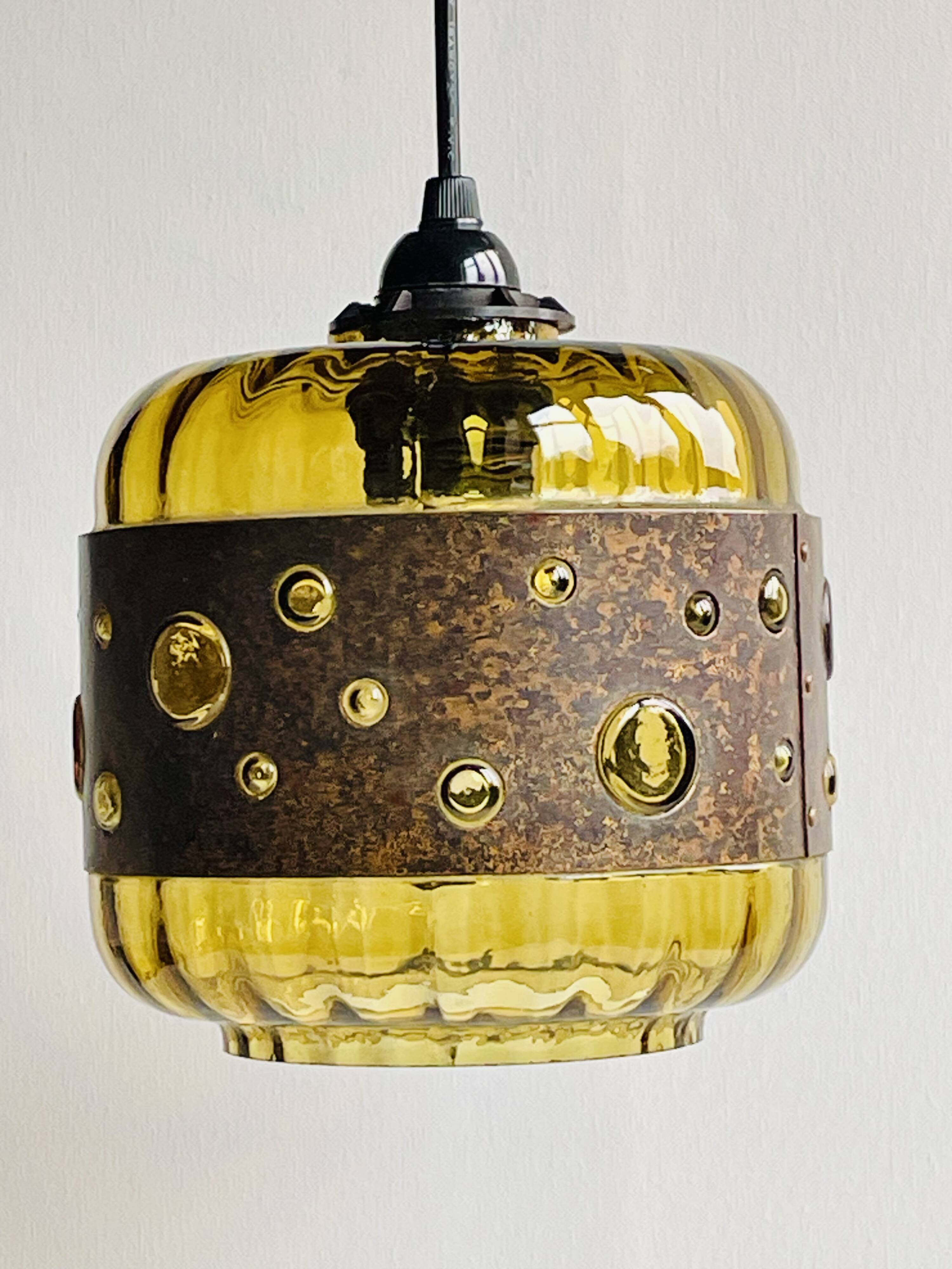 Vintage brutalist pendant lamp in green glass / copper. Nanny Still. 1960s