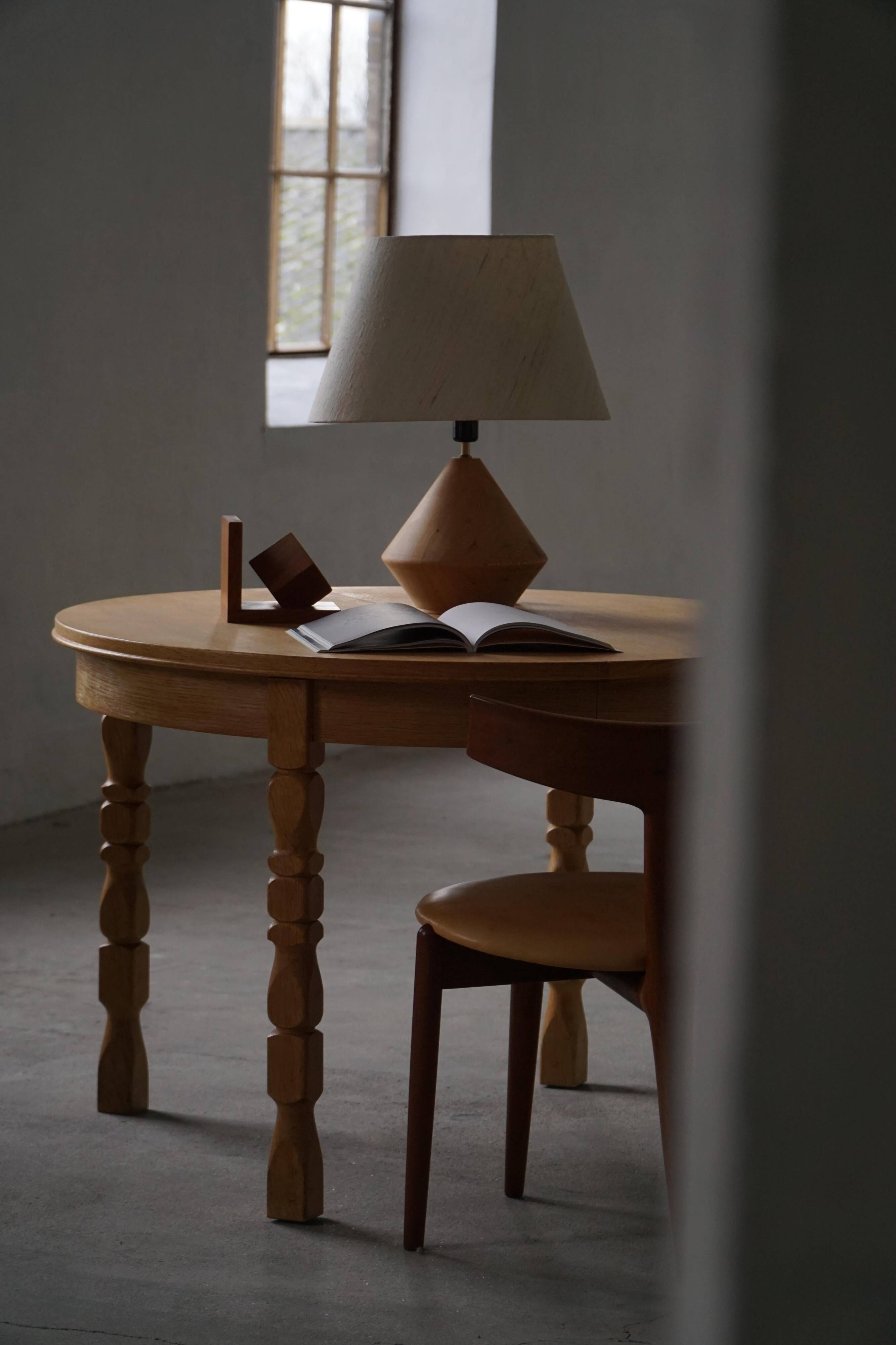 Sculptural Danish modern table lamp in wood by Kirk, 1980s.