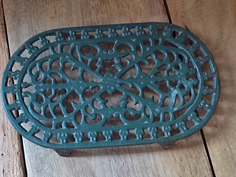 Oval metal green trivety patinated dp 112249