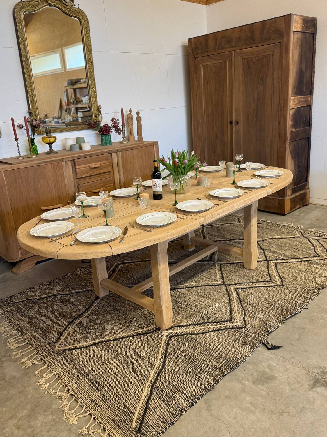 Extendable farmhouse table in solid oak