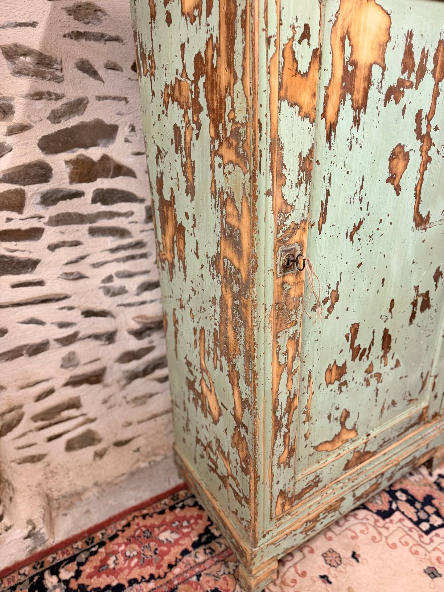Superb vintage patinated bonnetière