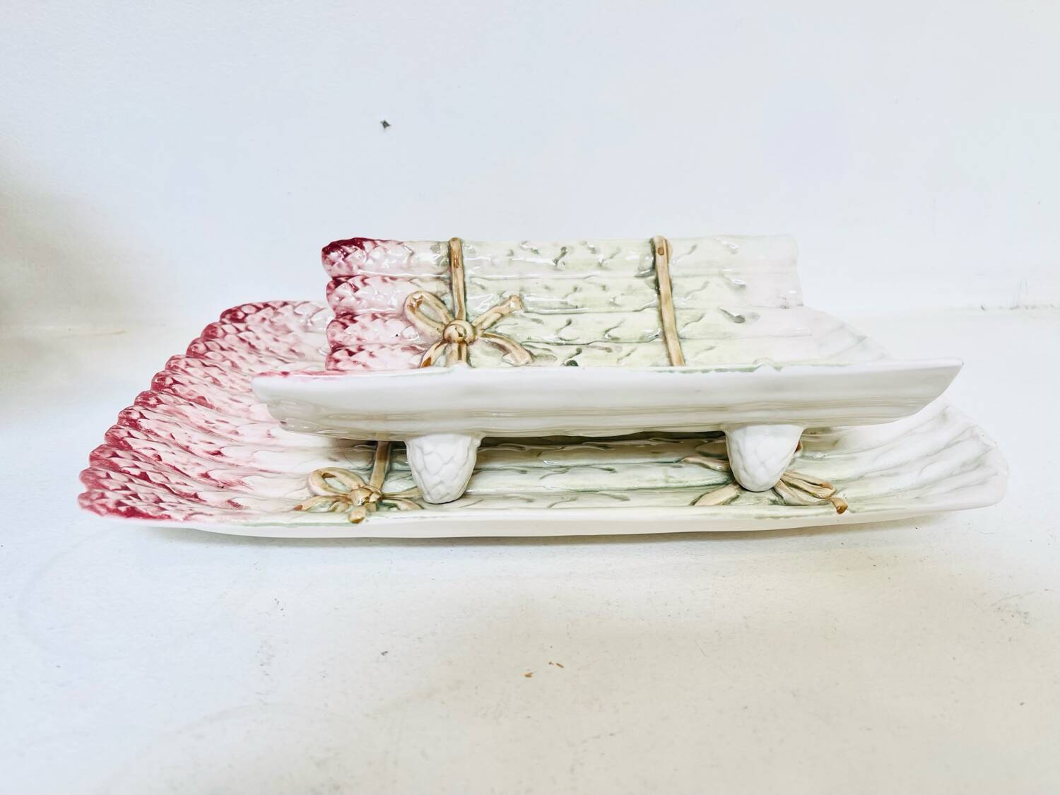 Asparagus serving platter in slipware, 1970