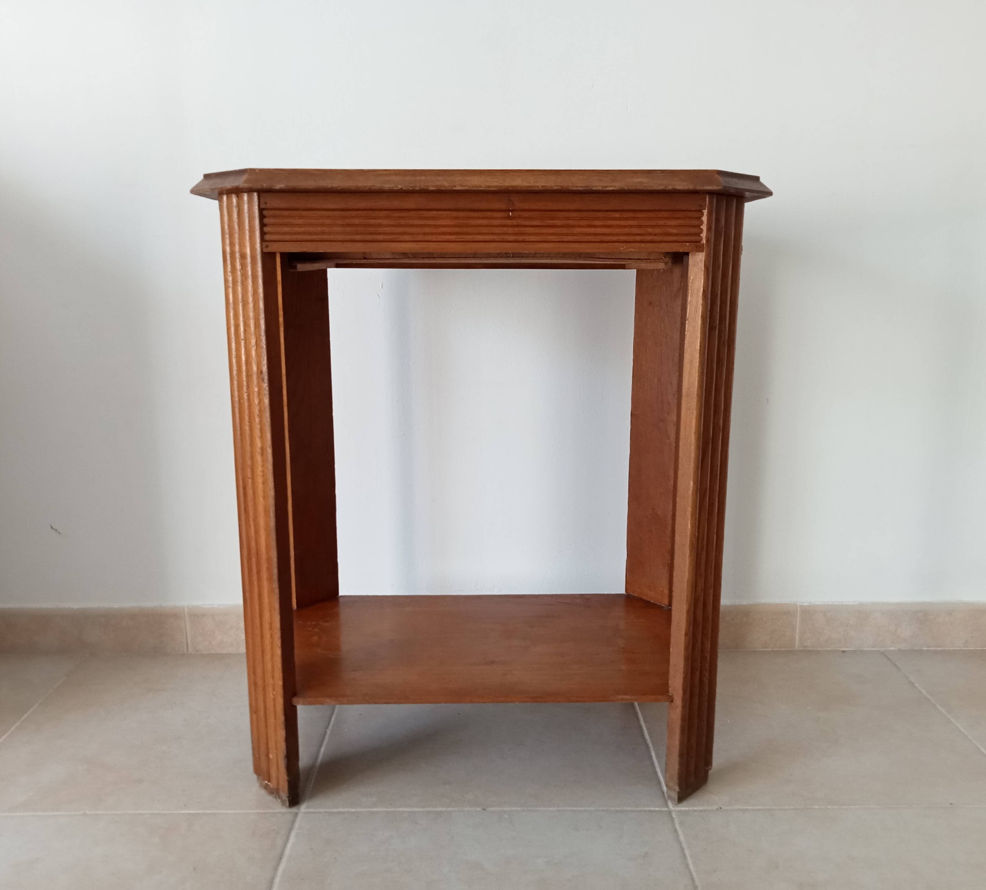 Art Deco side table from the 1940s in solid oak.