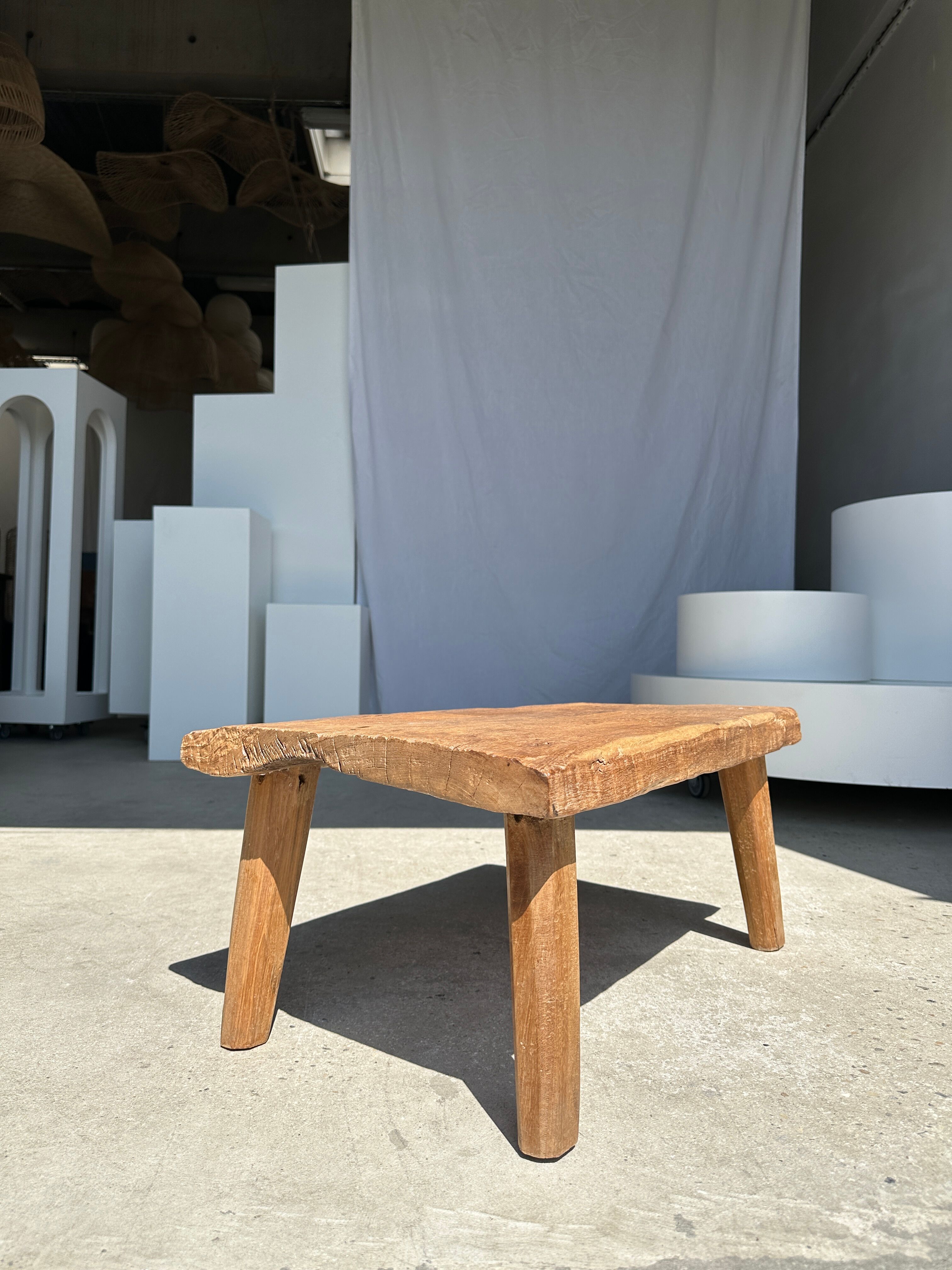 Coffee table in blond teak quadripod