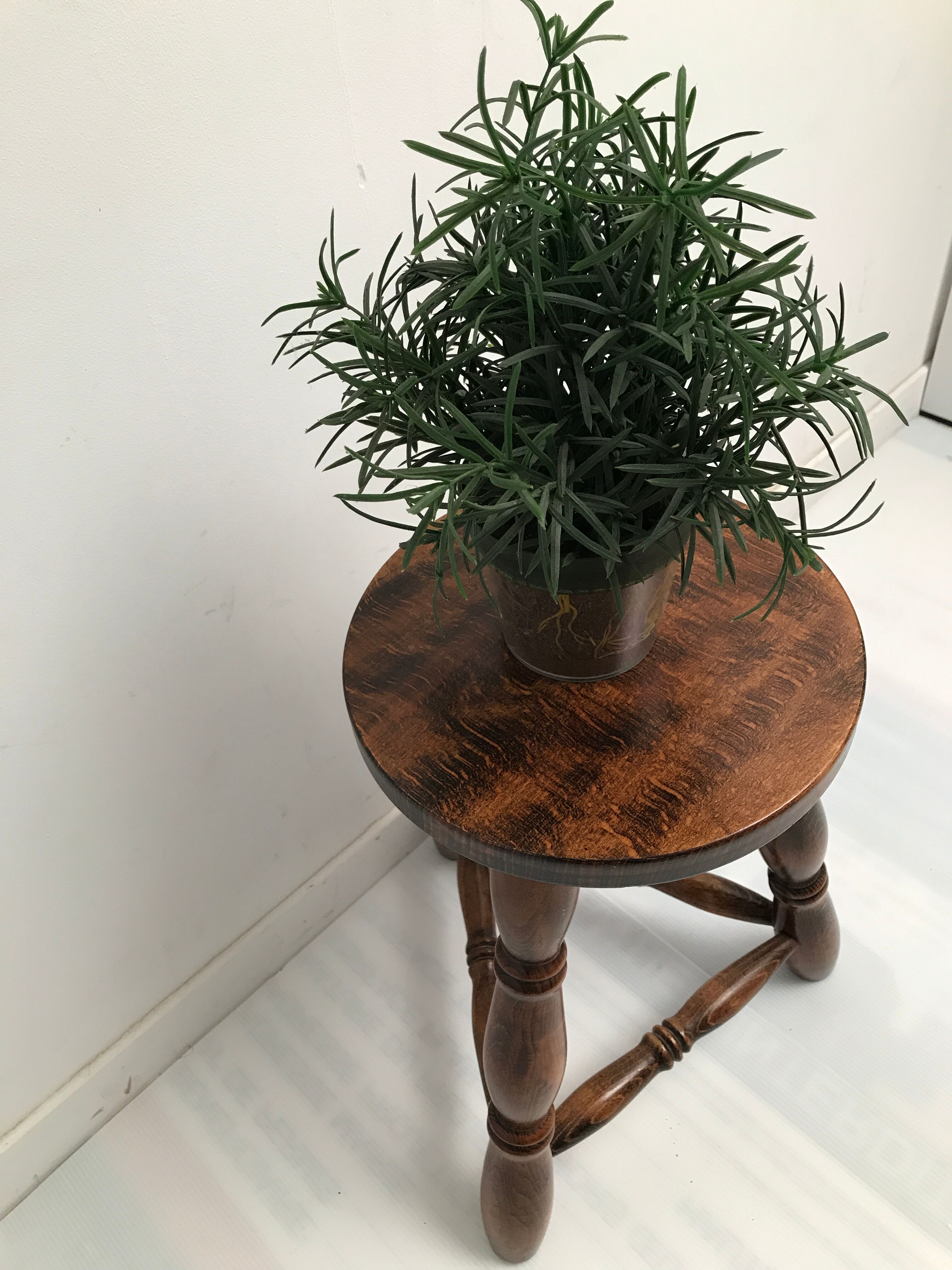 Tabouret en boispied tripode