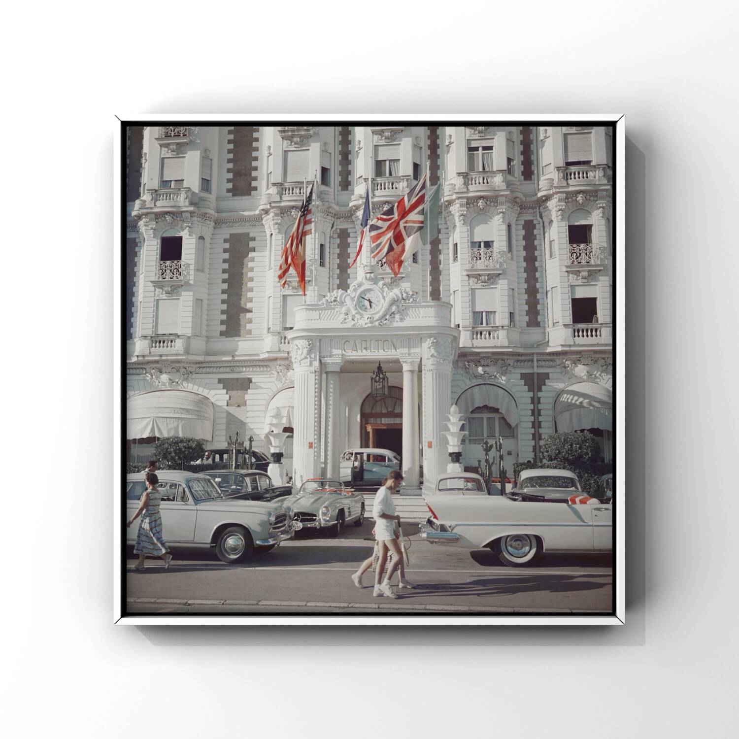 Slim Aarons – Photographie « Entrée de l'hôtel Carlton, Cannes 1958 »