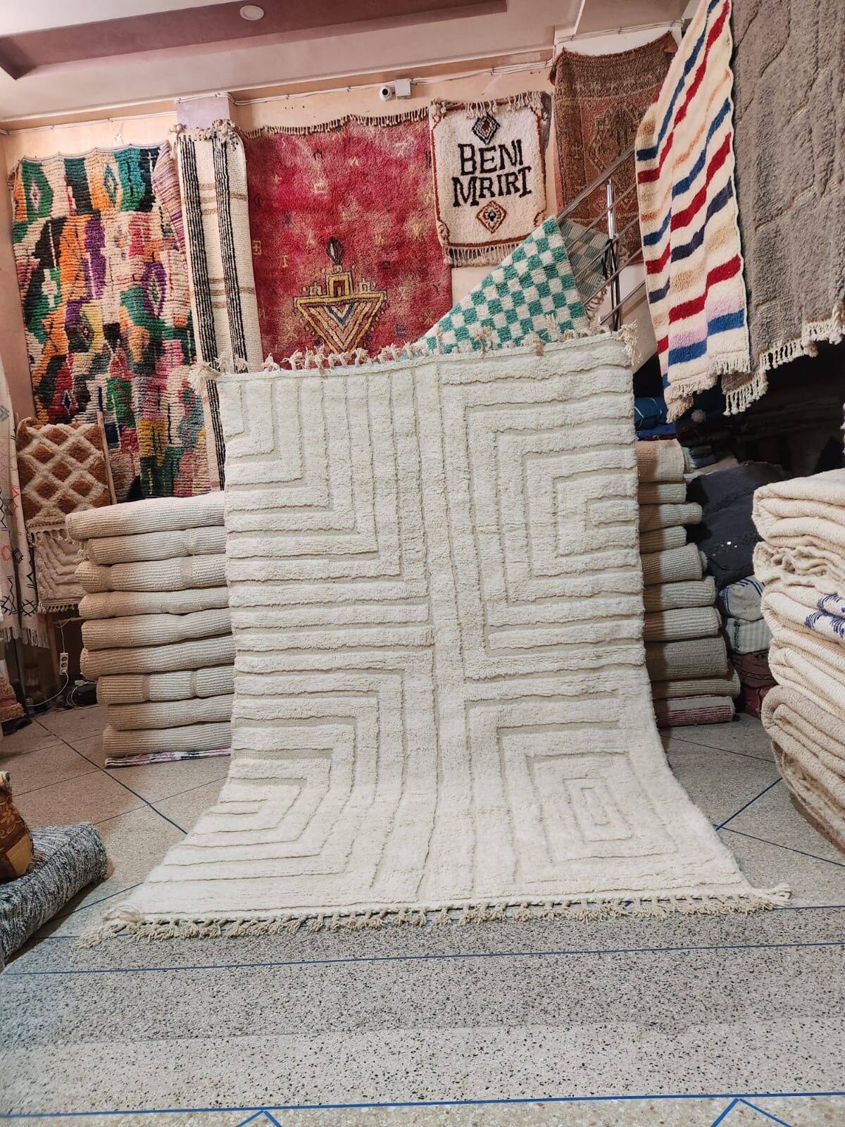 Large Moroccan Berber rug in cream wool with graphic patterns 300 x 200 cm.