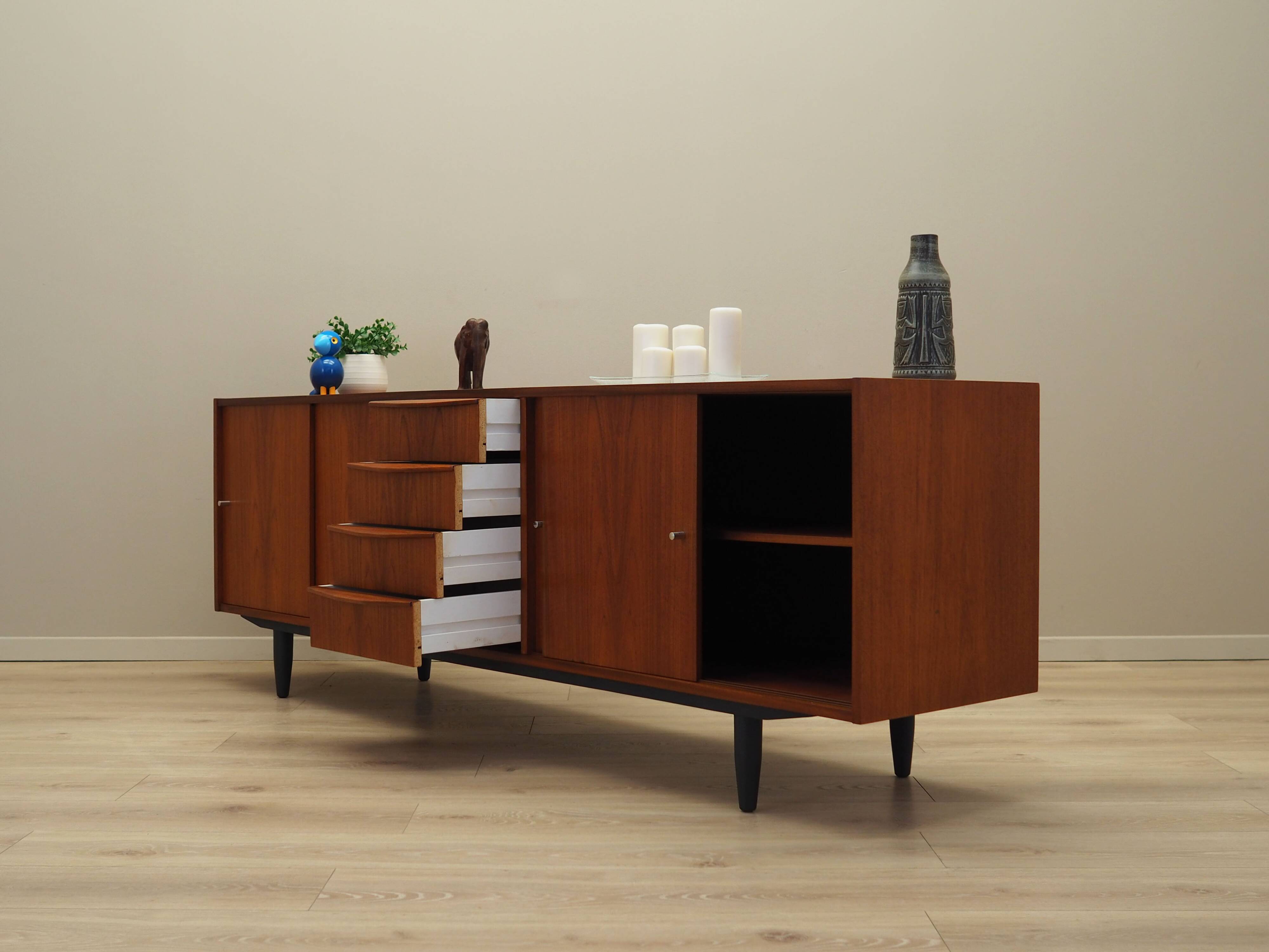Enfilade en teck, design danois, années 1970, production : Danemark