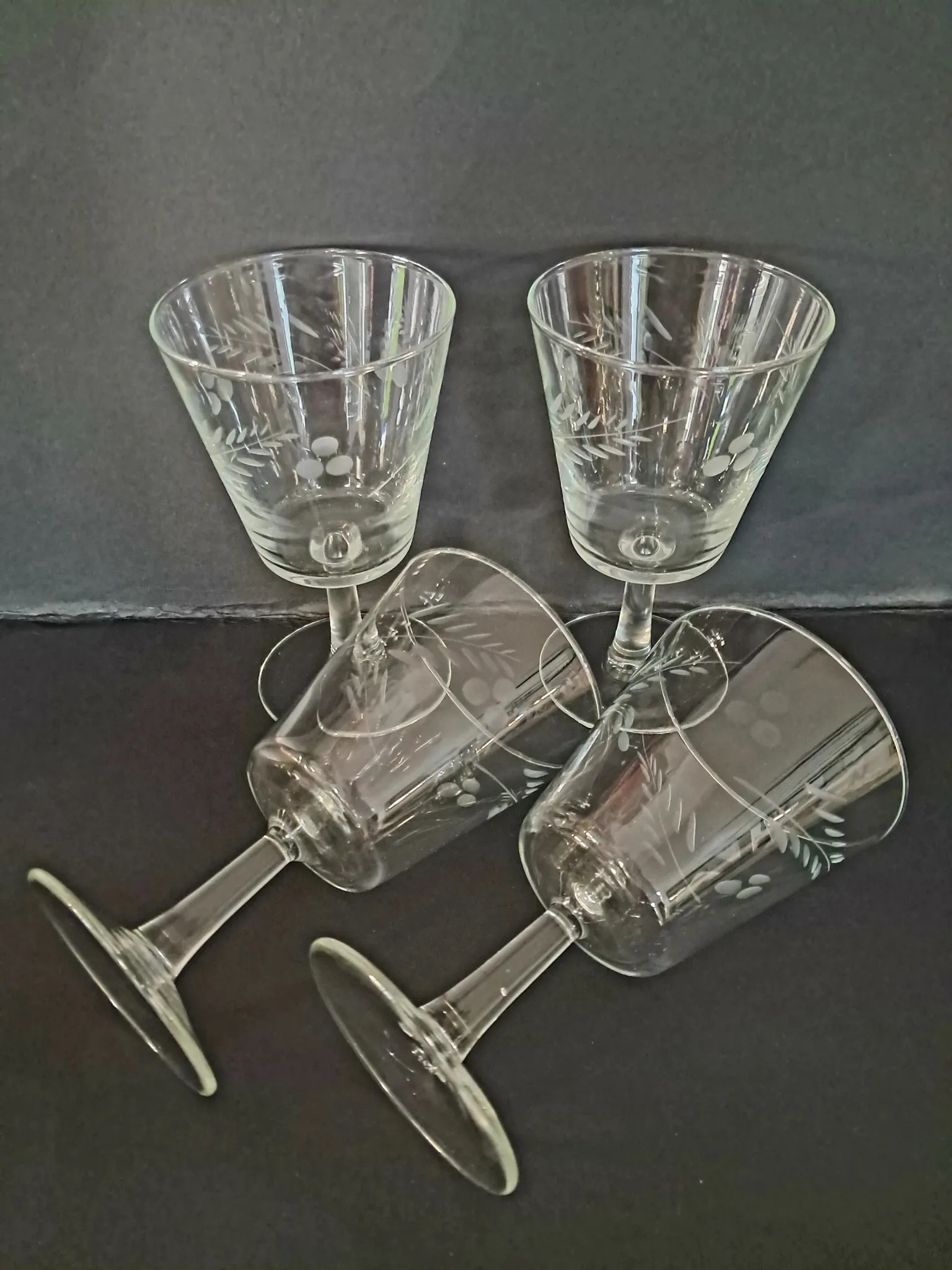 4 engraved wine glasses from the 1960s
