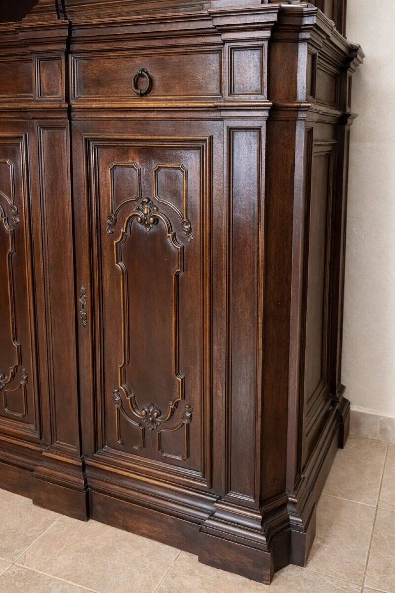 Renaissance-style notary cabinet in solid walnut – 19th century