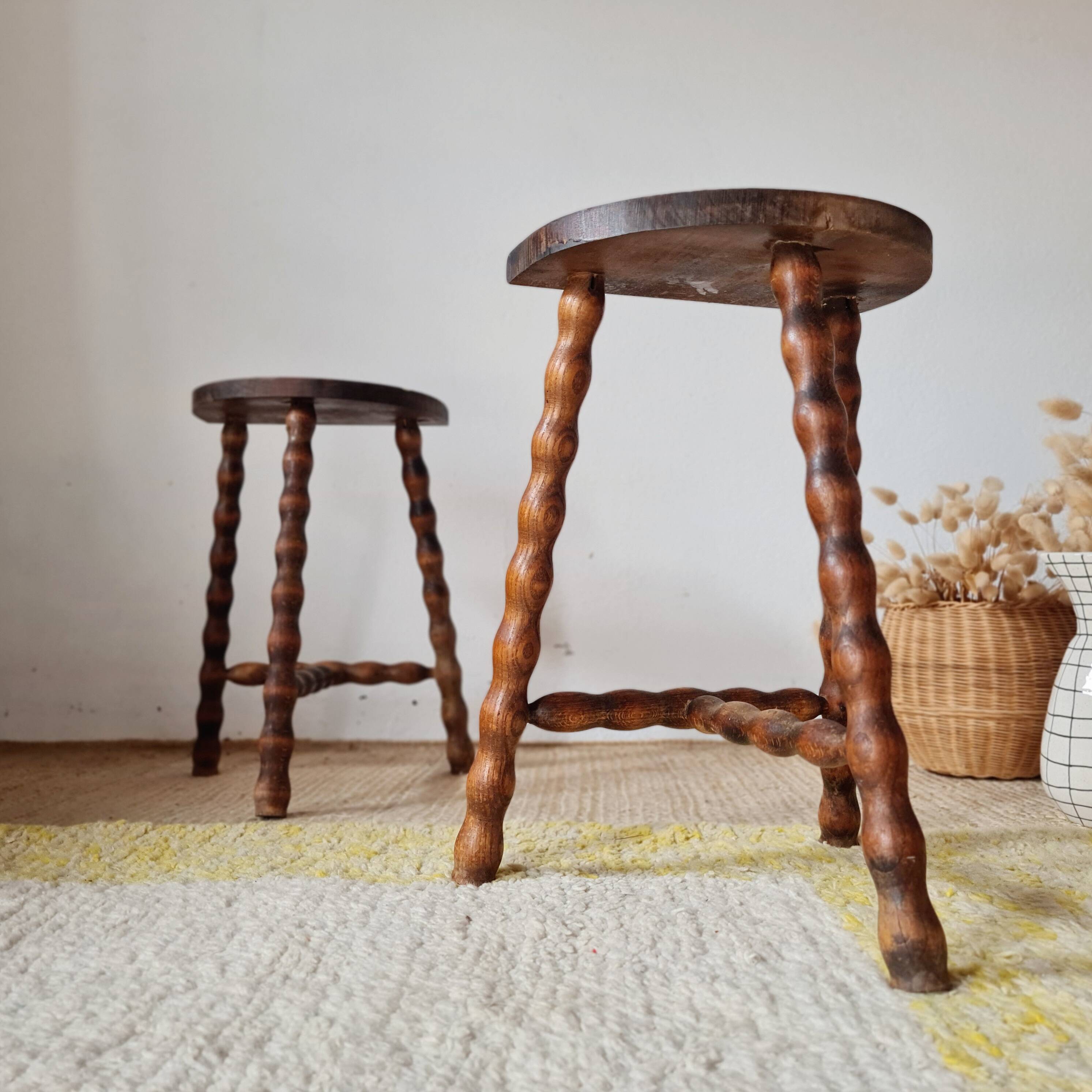 Tabourets tripodes en bois tourné - plateau demi lune